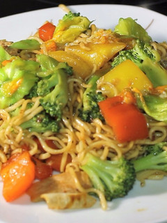 Una foto de Chow mein de pollo