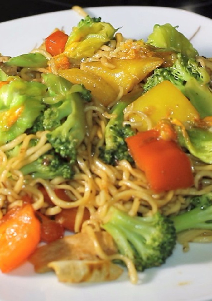 Una foto de Chow mein de pollo