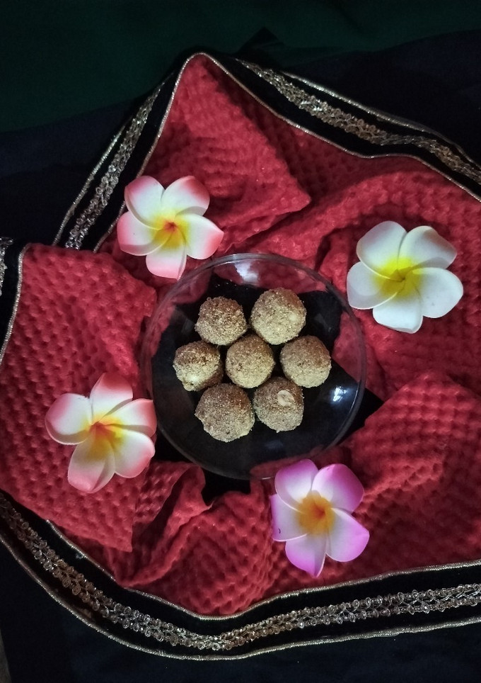 A picture of Dates laddu.