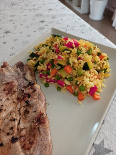 Una foto de Arroz con calabacín, zanahoria y pimientos