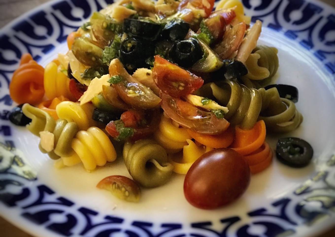 Trottole tricolor con bonito a la menta y albahaca