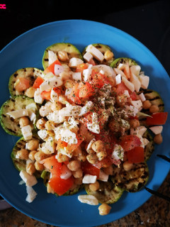 Una foto de Ensalada templada de calabacín y garbanzos