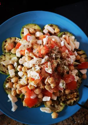 Una foto de Ensalada templada de calabacín y garbanzos