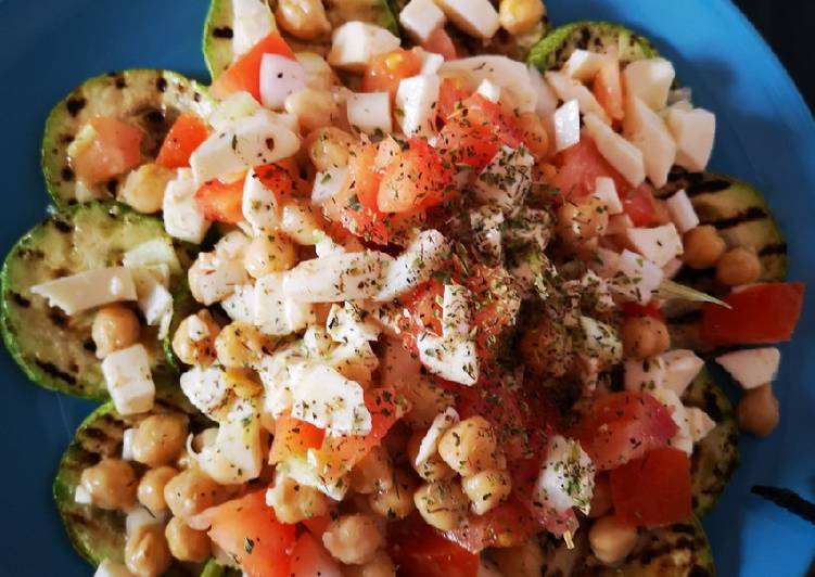 Ensalada templada de calabacín y garbanzos