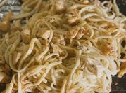 Una foto de spaghetti con pollo y crema de leche