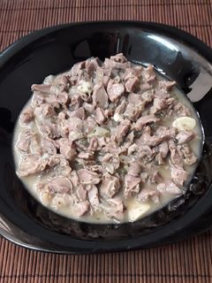 Una foto de Mollejas de pollo encebolladas con vino