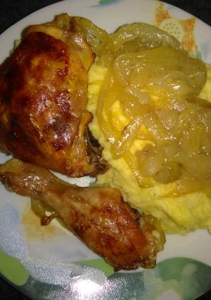 Hagymás csirkecombok sütőben recept fotója