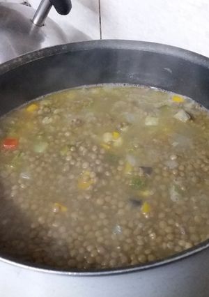 Una foto de Lentejas, ricas lentejas + arroz amarillo 🥘🍲