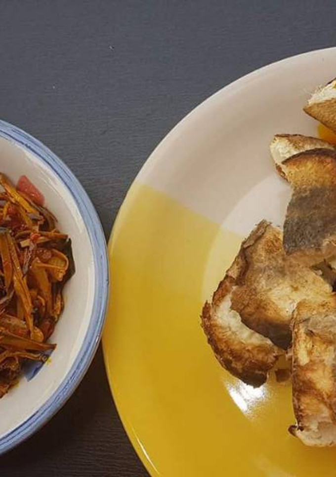 A picture of Roasted yam with palmoil and ugba.