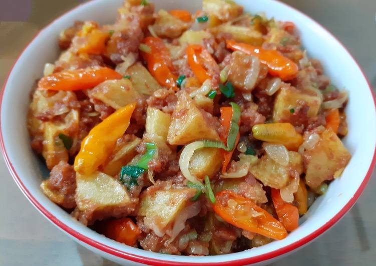 Langkah Mudah untuk Menyiapkan Tumis Kentang Kornet Pedas Anti Gagal