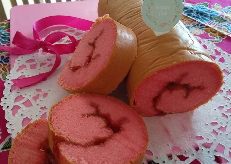 Bolu Gulung Strawberry