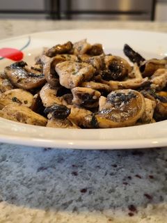 Una foto de Pollo al ajillo con champiñones
