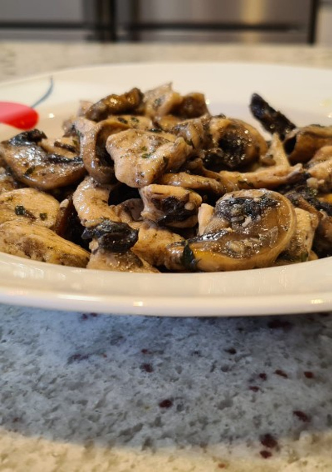 Una foto de Pollo al ajillo con champiñones