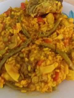 Una foto de Paella de verduras con conejo
