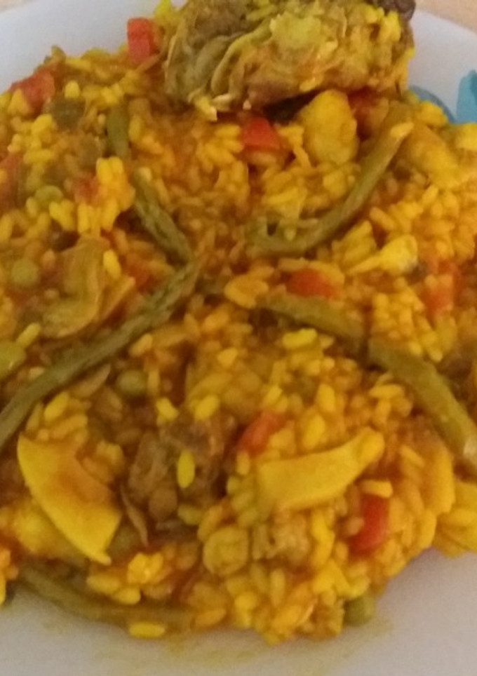 Una foto de Paella de verduras con conejo