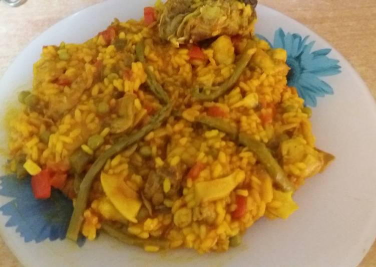 Paella de verduras con conejo