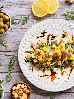 Una foto de Ensalada de sardina ahumada, mango y pepino