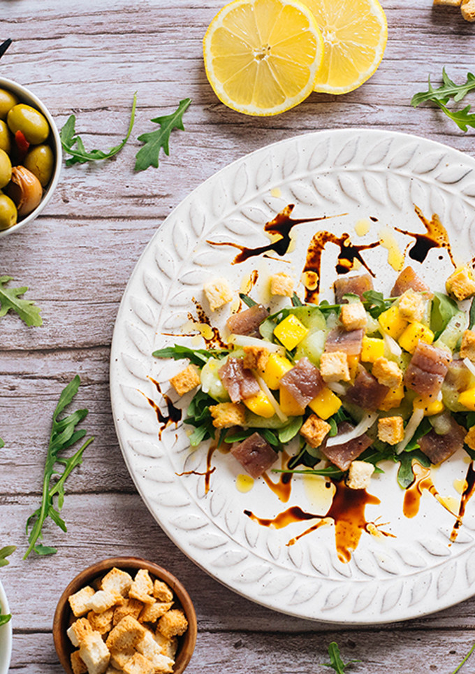 Una foto de Ensalada de sardina ahumada, mango y pepino