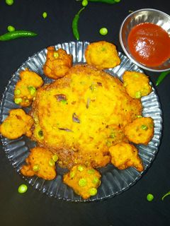 मूंग दाल की चीला और पकौड़े (moong dal ki cheela aur pakode recipe in Hindi) रेसिपी मुख्य फोटो