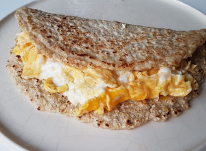 Una foto de Hotcake de avena y huevos revueltos