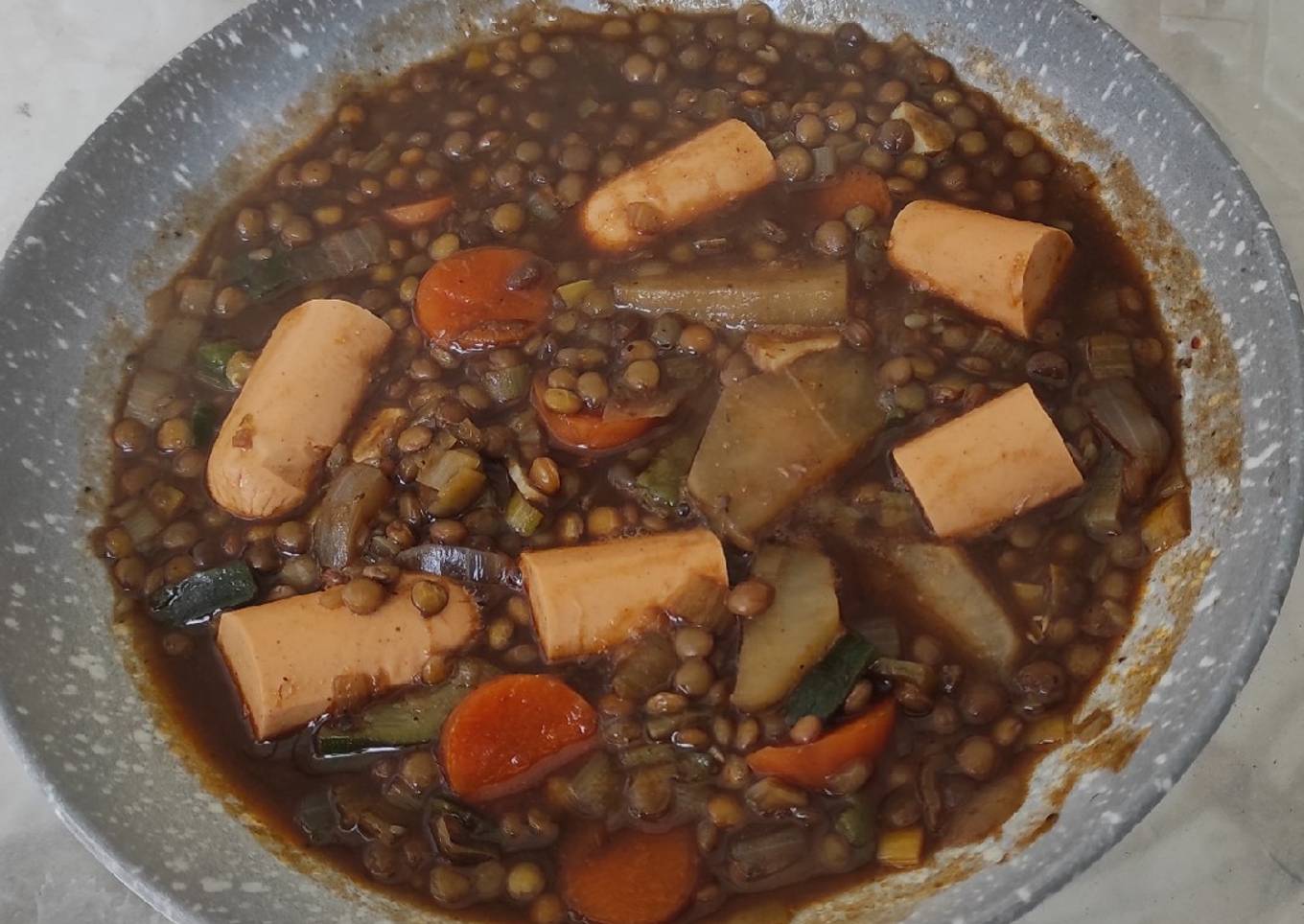 Lentejas con salchichas viena y verduras vegano
