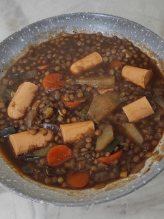 Una foto de Lentejas con salchichas viena y verduras vegano