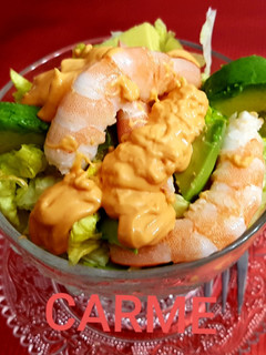 Una foto de Cóctel de langostinos y aguacate