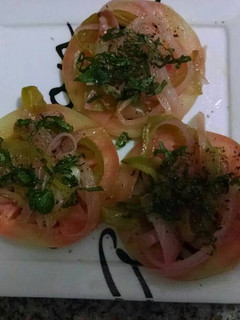 Una foto de Ensalada de tomate y cebolla