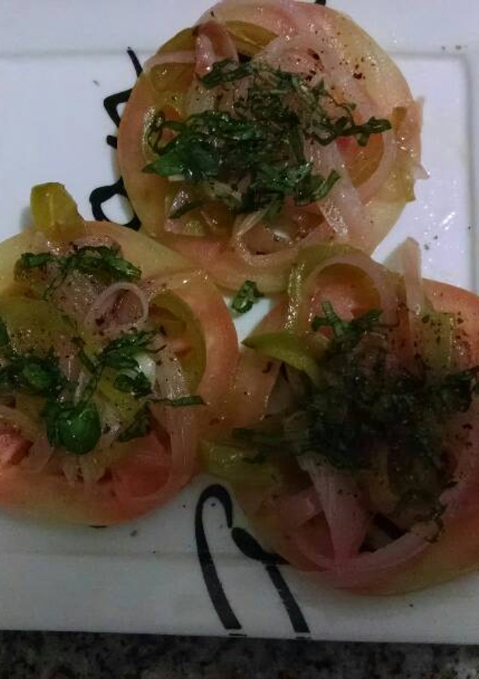 Una foto de Ensalada de tomate y cebolla
