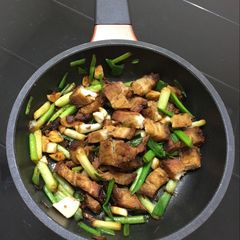 A picture of Roasted Pork With Garlic And Scallion.