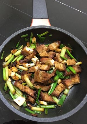 A picture of Roasted Pork With Garlic And Scallion.