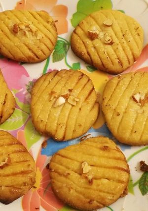 आटे के क्रिस्पी बादाम बिस्कुट (Aate ke crispy badam biscuit recipe in Hindi) रेसिपी मुख्य फोटो