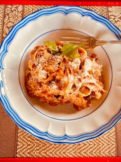 Una foto de Mis tallarines frescos de huevo con ragú