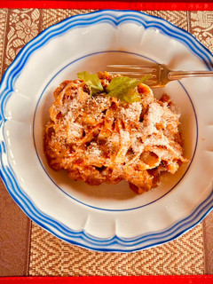 Una foto de Mis tallarines frescos de huevo con ragú