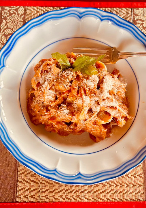 Una foto de Mis tallarines frescos de huevo con ragú