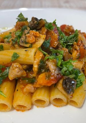 Foto di Tortiglioni con Funghi Champignon, Salsiccia Pomodorini e Rucola