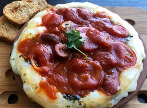 Una foto de Provoleta al pomodoro con mini tostaditas integrales!!