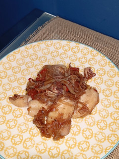 Una foto de Chipirones encebollados al vermut con tomates secos