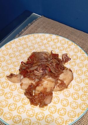 Una foto de Chipirones encebollados al vermut con tomates secos