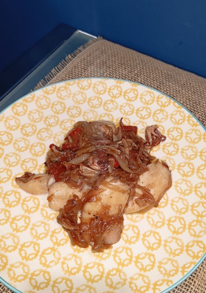 Una foto de Chipirones encebollados al vermut con tomates secos