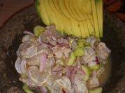 Una foto de aguachile con aguacate
