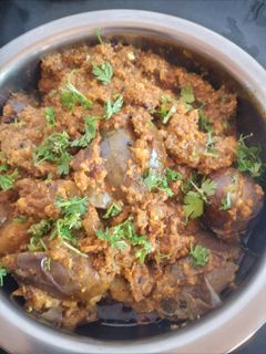 भरली वांगी(पुणेरी) (bharli vangi recipe in marathi) रेसिपी चे मुख्य फोटो