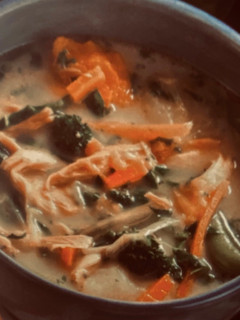 Una foto de Sopa de pollo y verduras