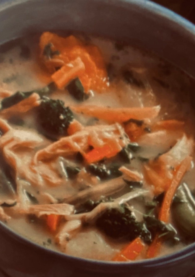 Una foto de Sopa de pollo y verduras