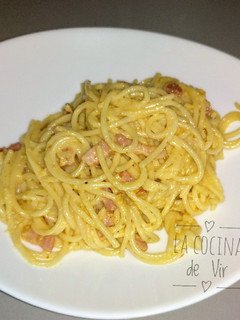 Una foto de Spaguetis a la carbonara. Sin nata !