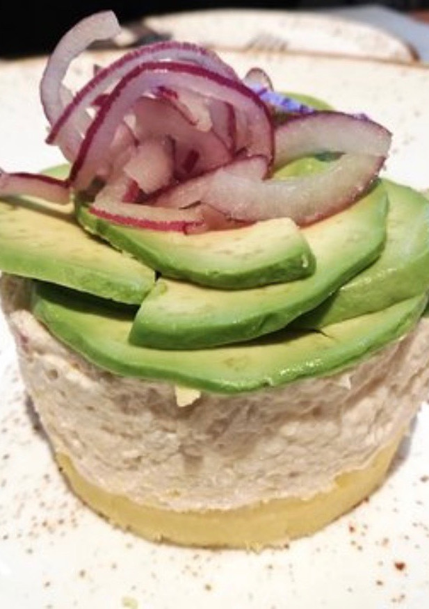 Una foto de Causa limeña de pollo (Saona)