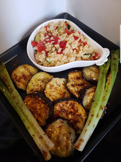 Mézes grill-padlizsán, zöldséges bulgurral recept fotója