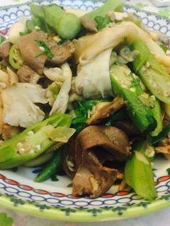 Hình của món Tim heo xào nấm vs đậu bắp.