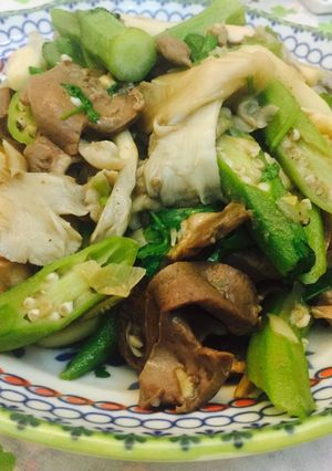 Hình của món Tim heo xào nấm vs đậu bắp.