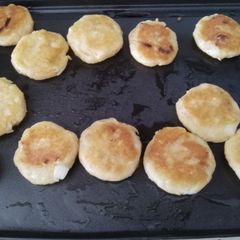 A picture of Potato patties.
